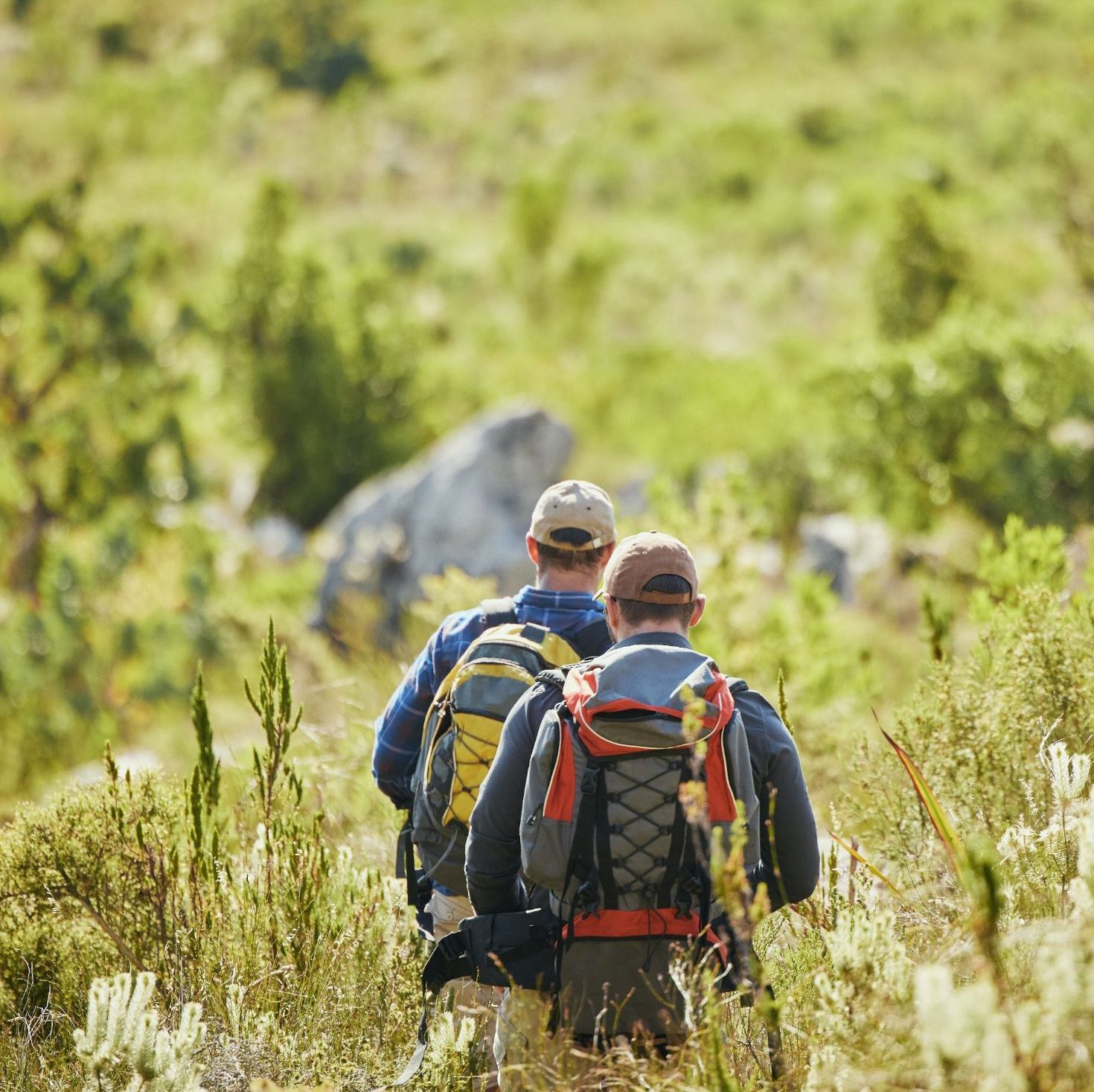 dos hombres caminando