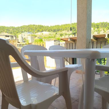 silla con mesa en una terraza